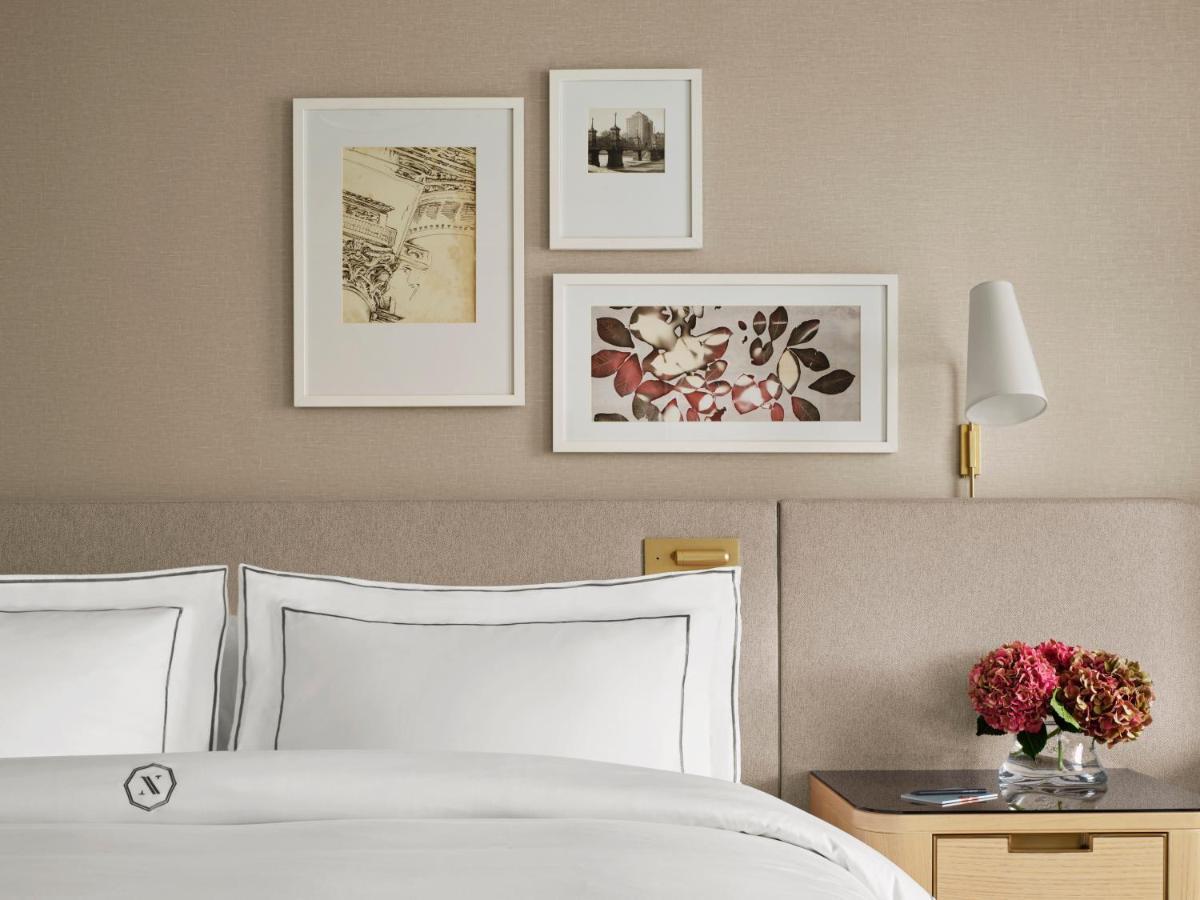The Newbury Boston Hotel Luaran gambar A guest room at The St. Regis New York