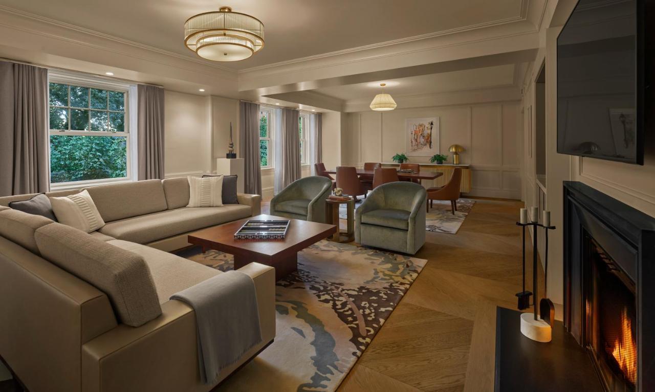 The Newbury Boston Hotel Luaran gambar The living room of a three-bedroom suite