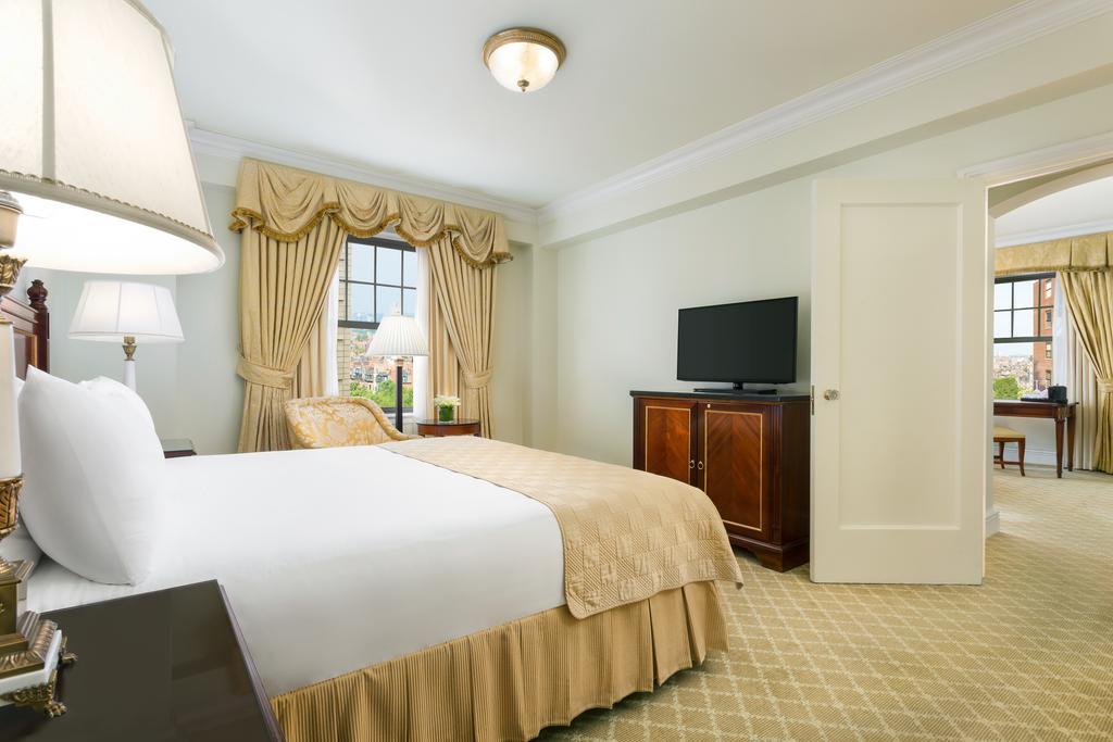 The Newbury Boston Hotel Luaran gambar A bedroom at The Ritz-Carlton, Boston