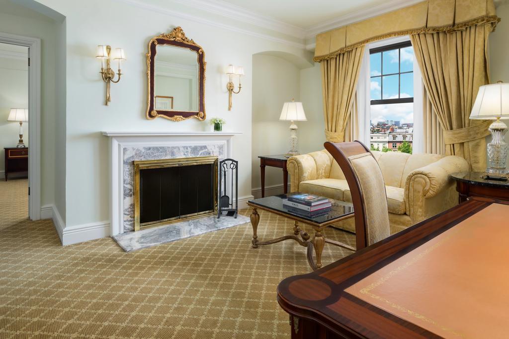 The Newbury Boston Hotel Luaran gambar A living room at the Waldorf Astoria New York
